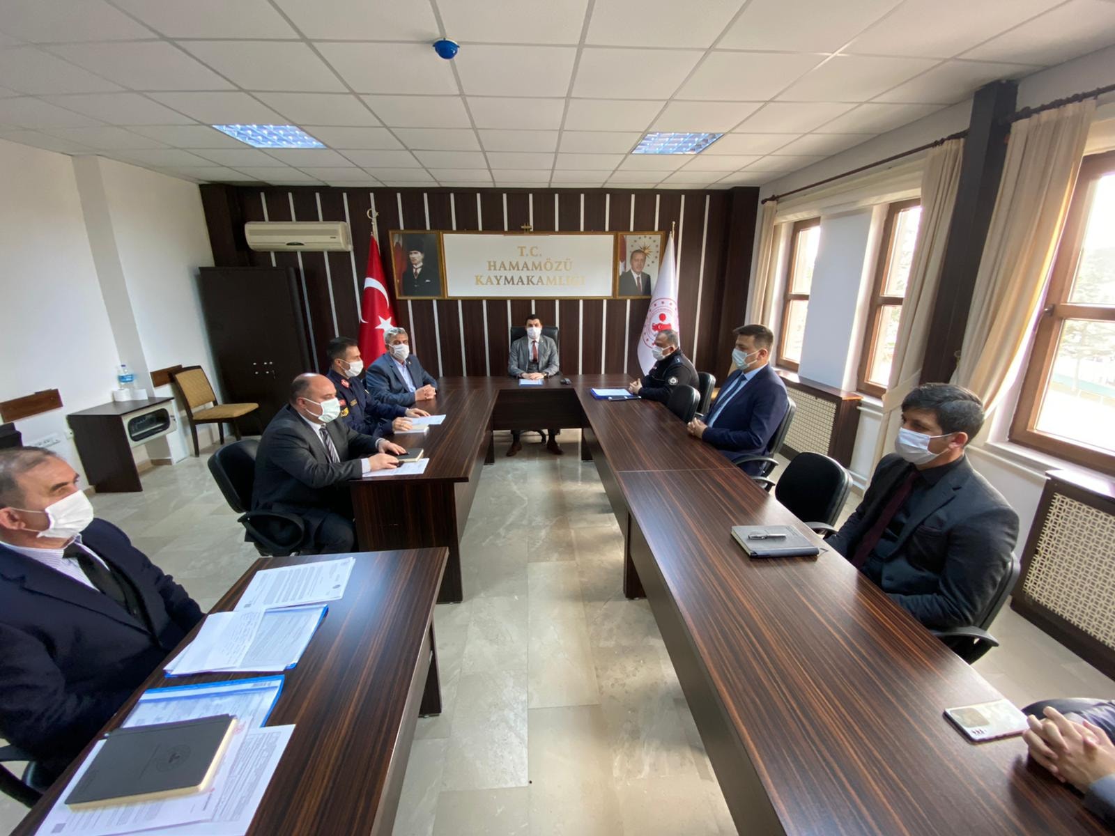 Bir bir veya daha fazla kişi, ayakta duran insanlar, ofis ve iç mekan görseli olabilir